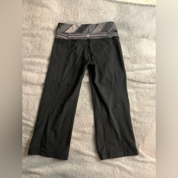 Lululemon Reversible Black cropped leggings size 4 - Picture 1 of 6